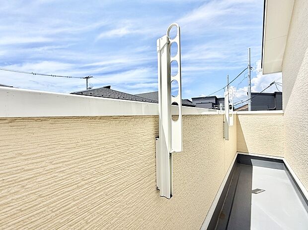 【バルコニー】■ 季節の移ろいを感じられる開放的な空間です