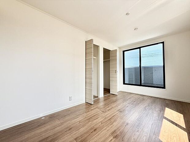 【寝室】■窓の配置や通気性の良い設計で部屋の空気がこもらず、常に新鮮な空気が流れます