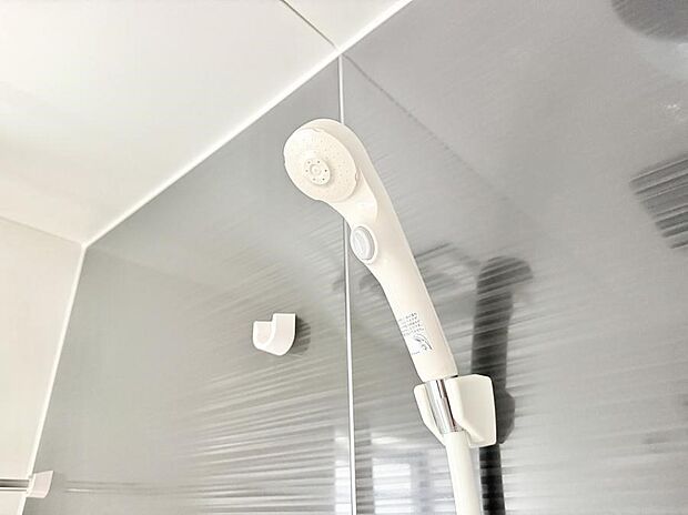 【止水シャワーヘッド】■手元で簡単に止水できるため、水の無駄遣いを減らすことができます。