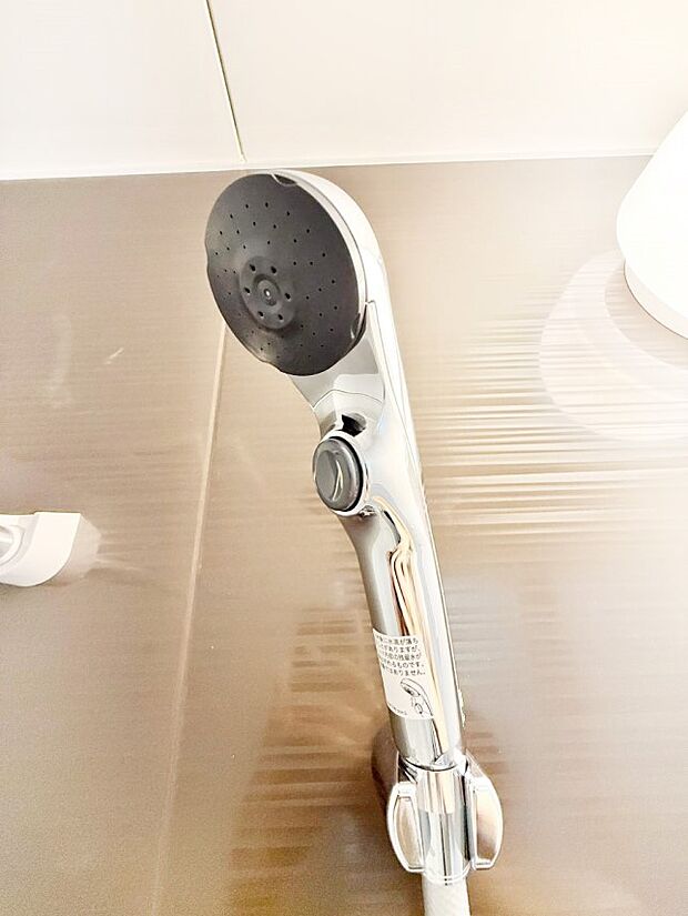 【止水シャワーヘッド】■手元で簡単に止水できるため、水の無駄遣いを減らすことができます。