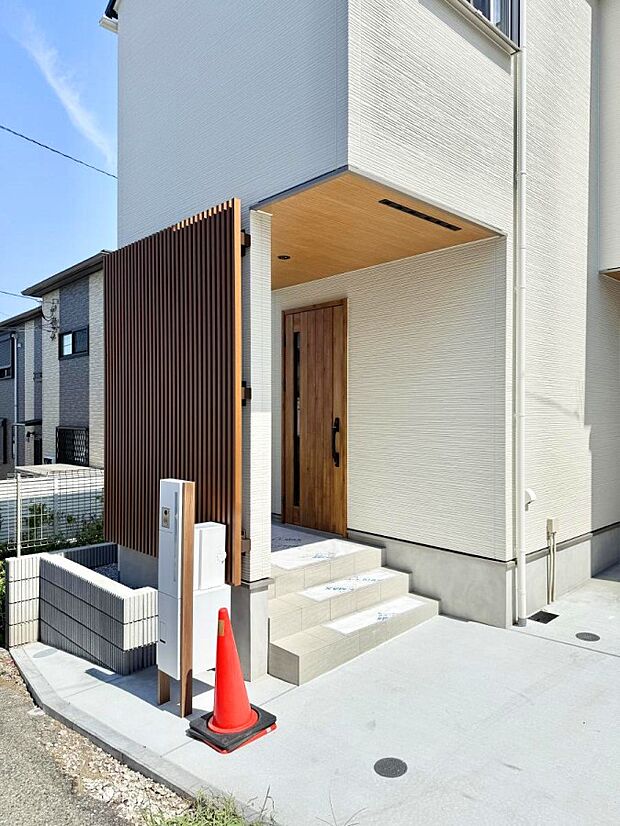 【玄関】■ 心地よい暮らしへとつながる、温かい玄関