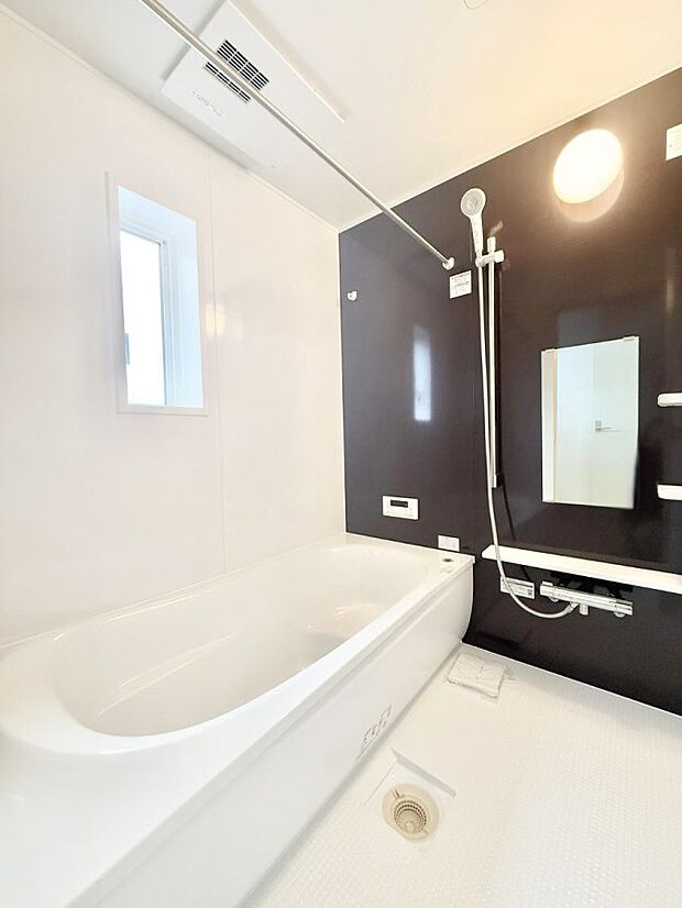 【浴室】■落ち着いた色合いの壁面、ゆっくり寛げるバスルーム