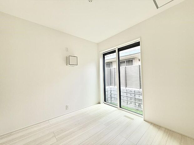 【リビング以外の居室】■落ち着いた色合いのお部屋で穏やかな時間を楽しめます