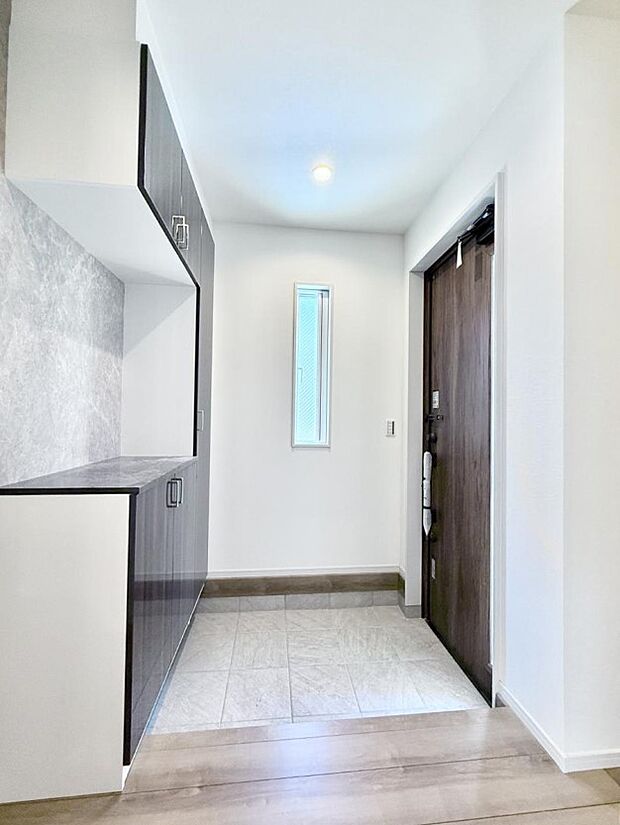 【玄関】■ 毎日を気持ちよく迎える、明るく温もりのある玄関