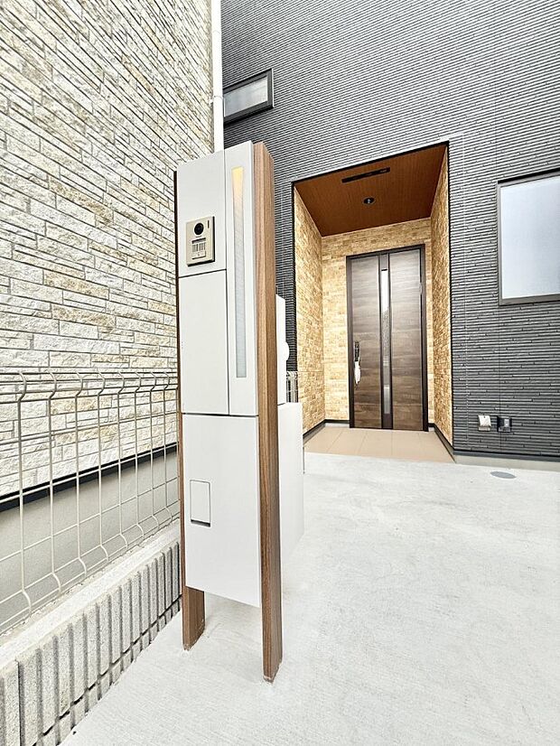 【玄関】■ 心地よい暮らしへとつながる、温かい玄関