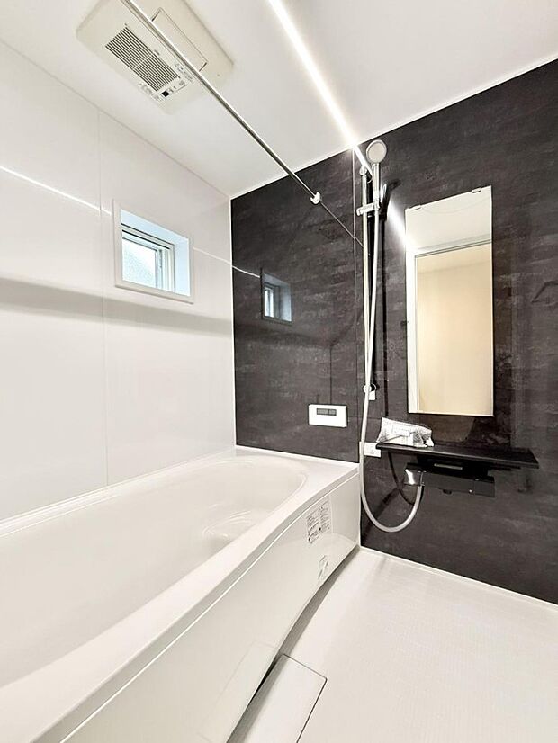 【浴室】■落ち着いた色合いの壁面、ゆっくり寛げるバスルーム