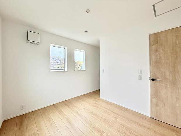 【リビング以外の居室】■清潔感あふれるお部屋で毎日を快適に過ごせます