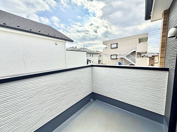 【バルコニー】■ 季節の移ろいを感じられる開放的な空間です