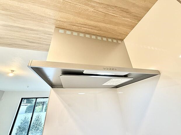 【レンジフード】■調理時の蒸気や匂いが換気扇に誘導され、効率的に排煙ができます。