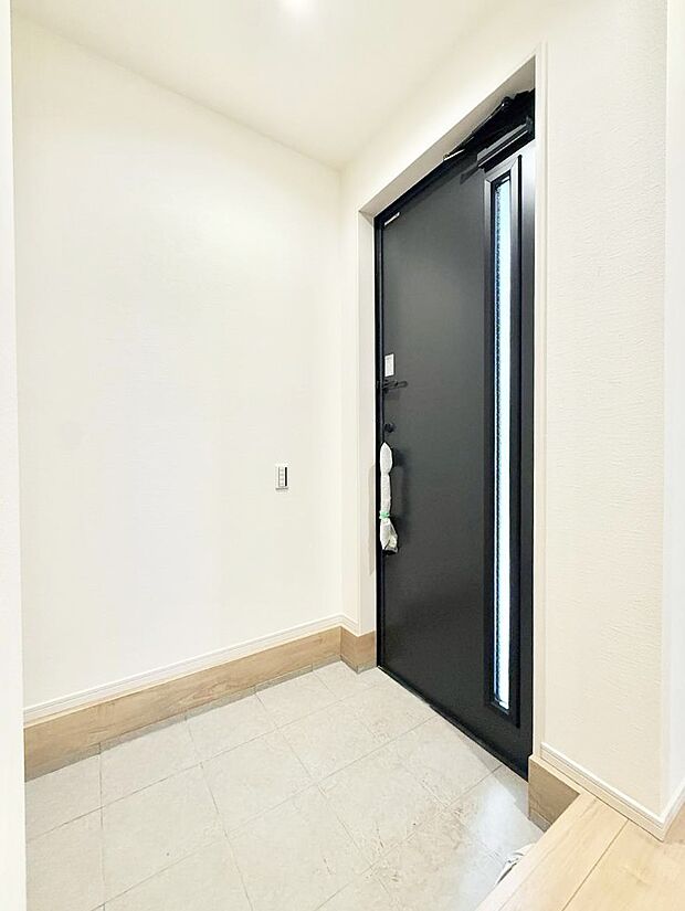 【玄関】■ 家族やゲストをやさしく迎える、心地よい空間