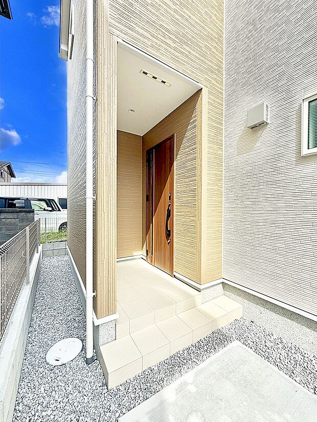 【玄関】■ シンプルで美しく、住まいの第一印象を彩る玄関です