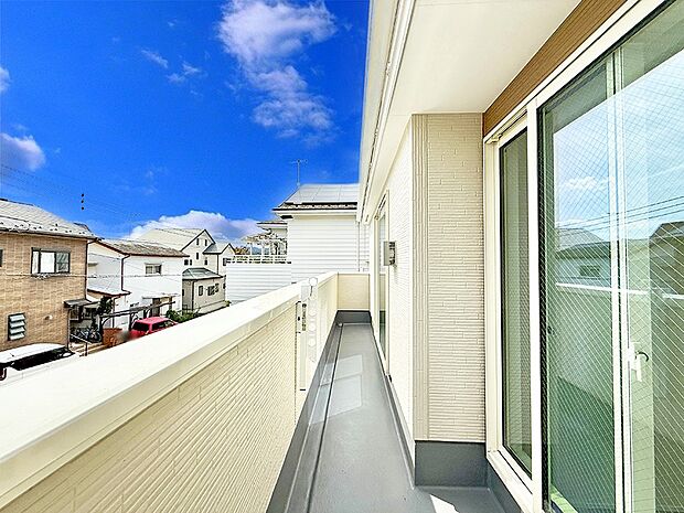 【バルコニー】■ 朝のコーヒーや夜の星空を楽しむ、癒しの場所