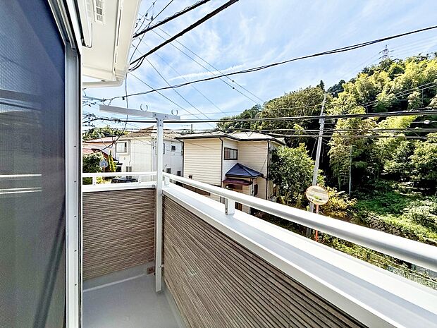 【バルコニー】■ 心地よい風と光を感じる、くつろぎのバルコニー