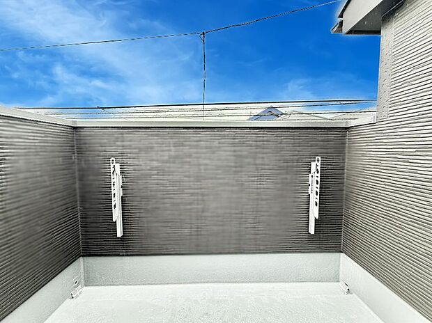 【バルコニー】■ 季節の移ろいを感じられる開放的な空間です