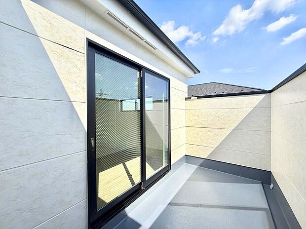 【バルコニー】■ 朝のコーヒーや夜の星空を楽しむ、癒しの場所