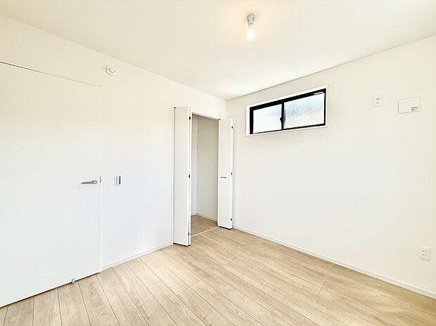 【寝室】■窓の配置や通気性の良い設計で部屋の空気がこもらず、常に新鮮な空気が流れます