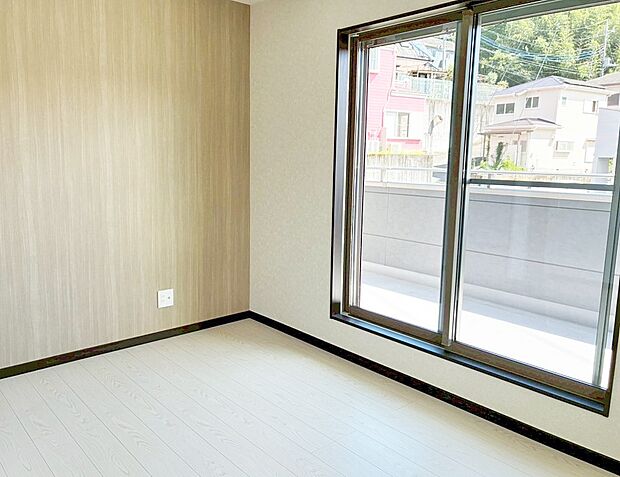 【寝室】■窓の配置や通気性の良い設計で部屋の空気がこもらず、常に新鮮な空気が流れます