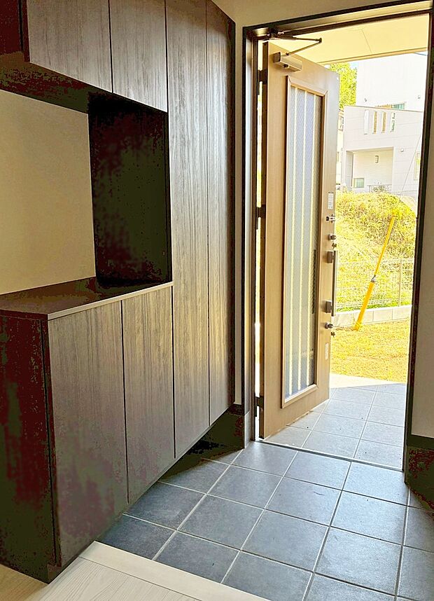 【玄関】■ 家族やゲストをやさしく迎える、心地よい空間