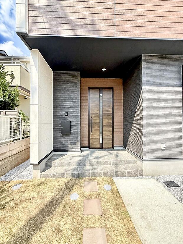 【玄関】■ シンプルで美しく、住まいの第一印象を彩る玄関です