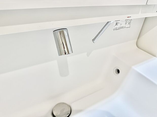 【ハンドシャワー付洗面台】■細かい部分まで洗いやすく便利なハンドシャワー付き