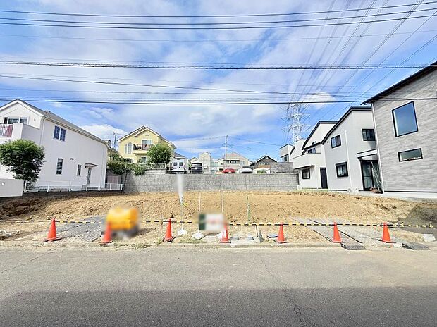 【現地外観写真】■暮らしを彩る充実した設備仕様が備わった住まい