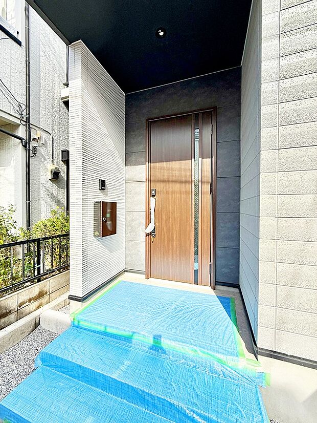 【玄関】■ シンプルで美しく、住まいの第一印象を彩る玄関です
