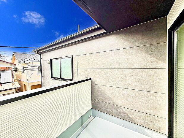 【バルコニー】■ 朝のコーヒーや夜の星空を楽しむ、癒しの場所