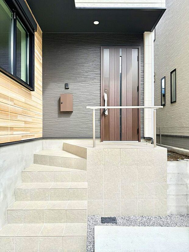 【玄関】■ 家族とゲストをやさしく迎える、心温まる玄関