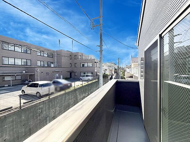 【バルコニー】■ 朝のコーヒーや夜の星空を楽しむ、癒しの場所