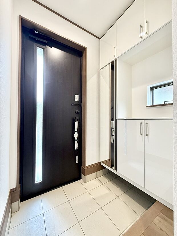 【玄関】■ シンプルで美しく、快適な暮らしの入り口