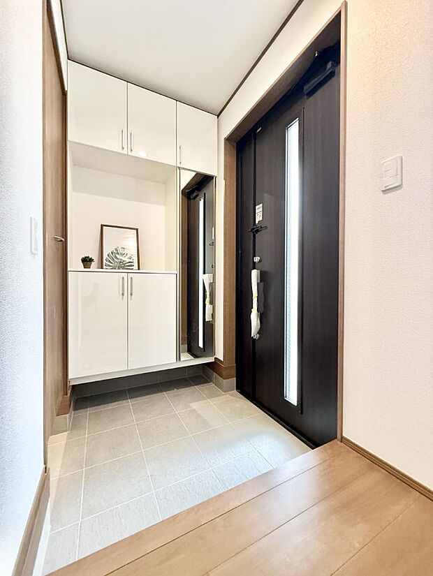 【玄関】■ 家族やゲストをやさしく迎える、心地よい空間