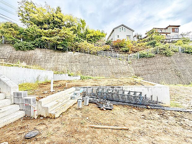 【現地外観写真】■暮らしを彩る充実した設備仕様が備わった住まい