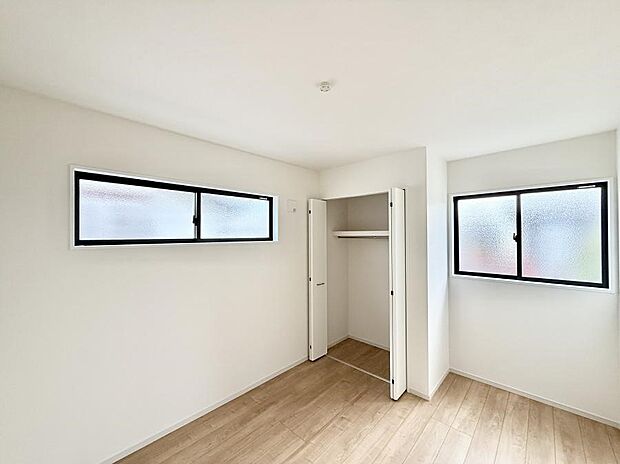 【寝室】■窓の配置や通気性の良い設計で部屋の空気がこもらず、常に新鮮な空気が流れます