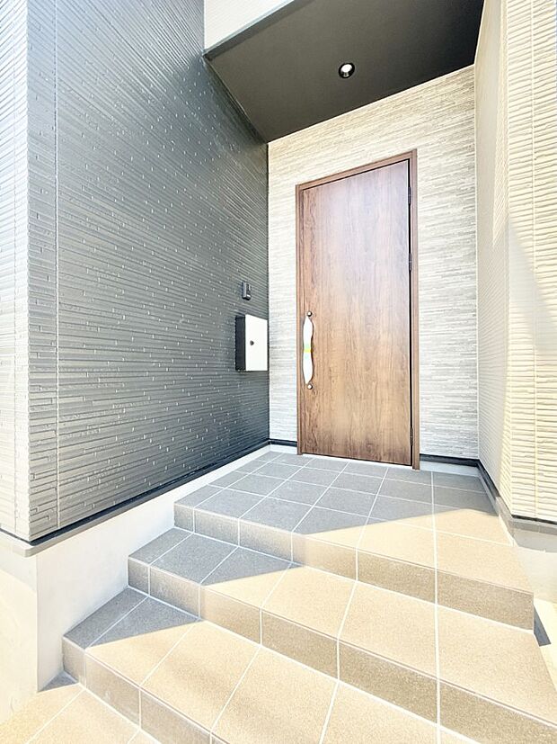 【玄関】■ シンプルで美しく、住まいの第一印象を彩る玄関です