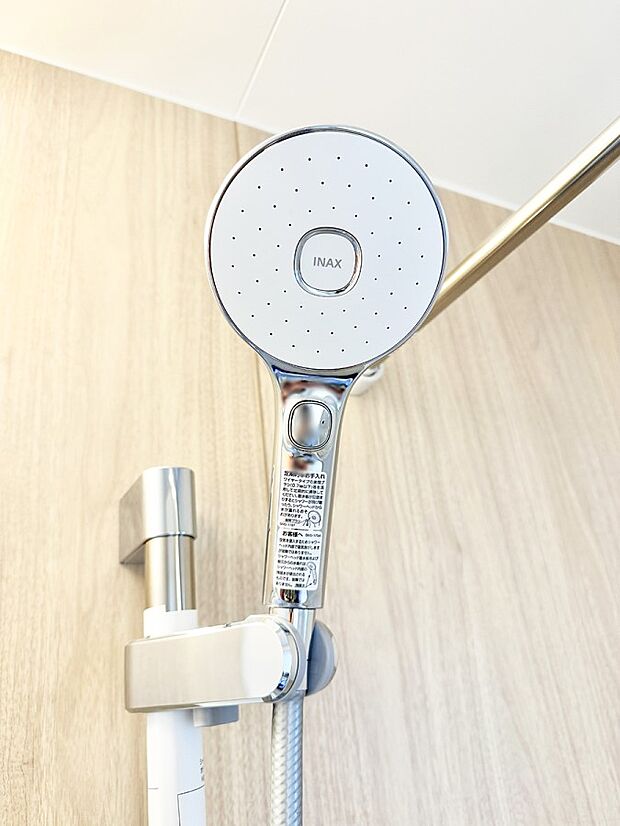 【止水シャワーヘッド】■手元で簡単に止水できるため、水の無駄遣いを減らすことができます。  