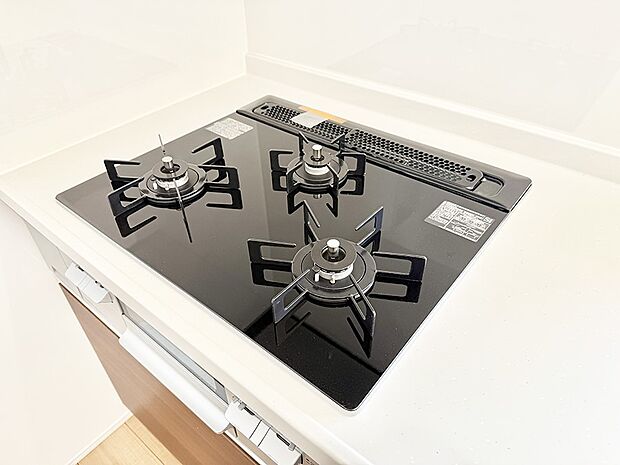 【3口ガスコンロ】■３口コンロのシステムキッチンで料理の手順もスムーズに
