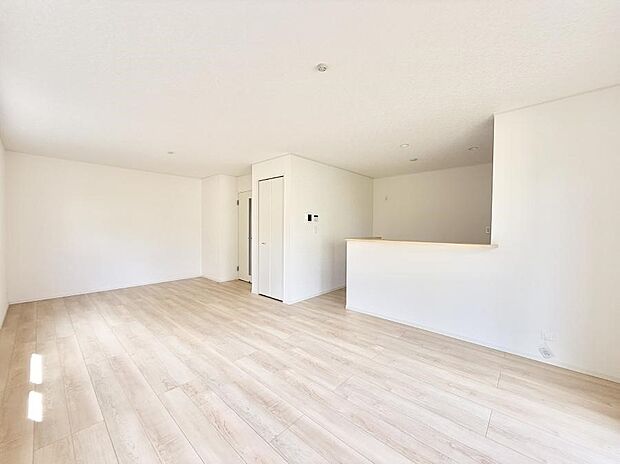 【リビング】■光と風を感じる、リラックスできる空間