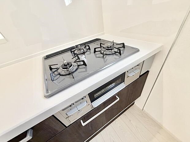 【3口ガスコンロ】■一度に多くの料理ができ便利で効率的