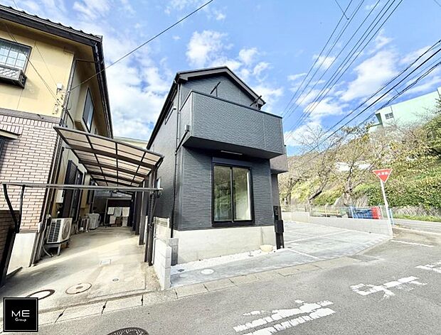 【現地外観写真】■暮らしを彩る充実した設備仕様が備わった住まい