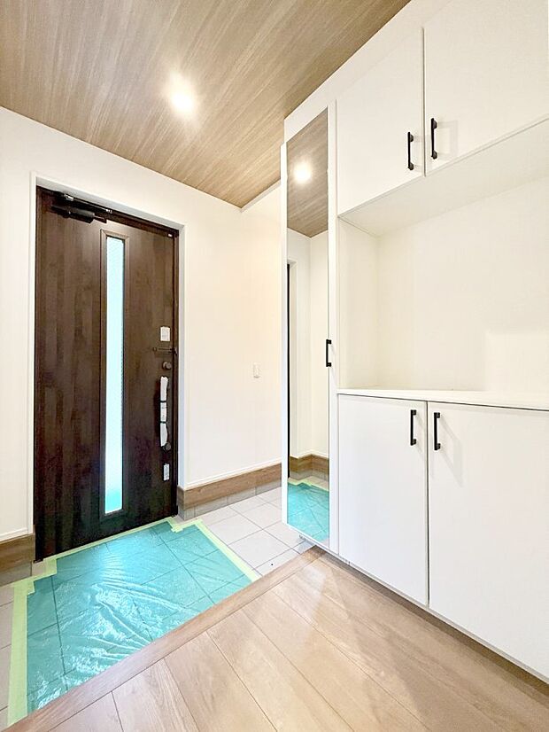 【玄関】■ 家族やゲストをやさしく迎える、心地よい空間