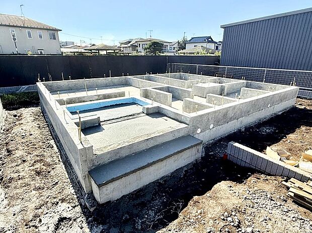 【現地外観写真】■暮らしを彩る充実した設備仕様が備わった住まい