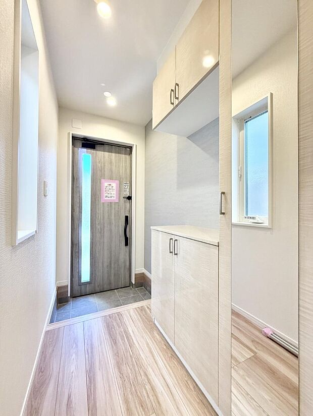 【玄関】■ シンプルで美しく、快適な暮らしの入り口