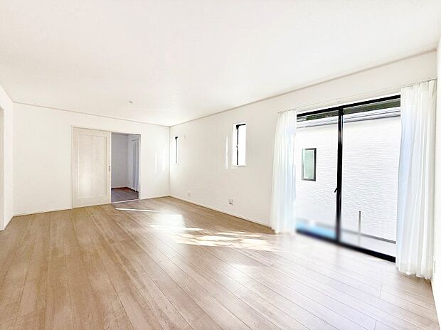 【リビング】■光と風を感じる、リラックスできる空間