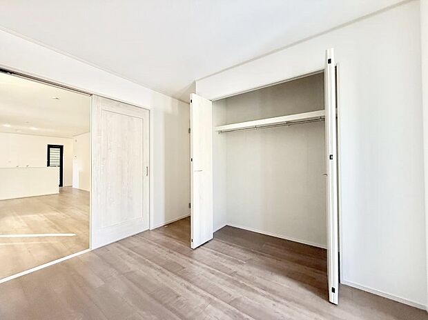 【リビング以外の居室】■落ち着いた色合いのお部屋で穏やかな時間を楽しめます