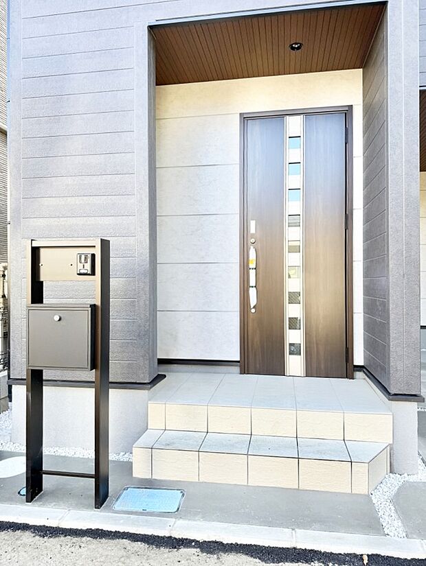 【玄関】■ 帰るたびにホッとする、安心感のある佇まい