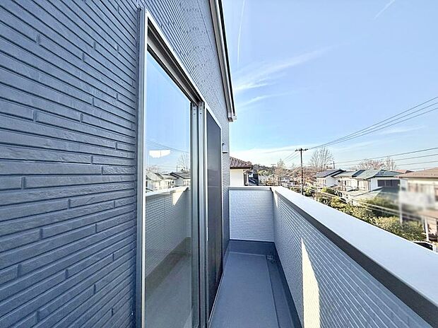 【バルコニー】■ 季節の移ろいを感じられる開放的な空間です