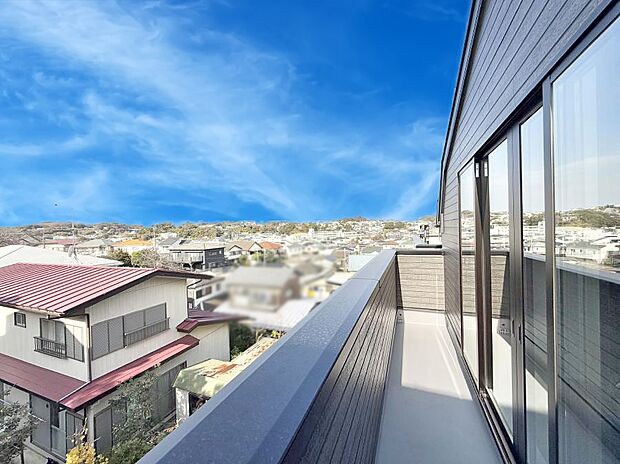 【バルコニー】■ 朝のコーヒーや夜の星空を楽しむ、癒しの場所