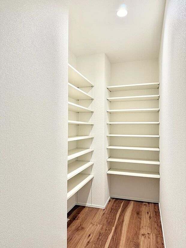 【その他内観】■収納力たっぷりのパントリー付きキッチンです