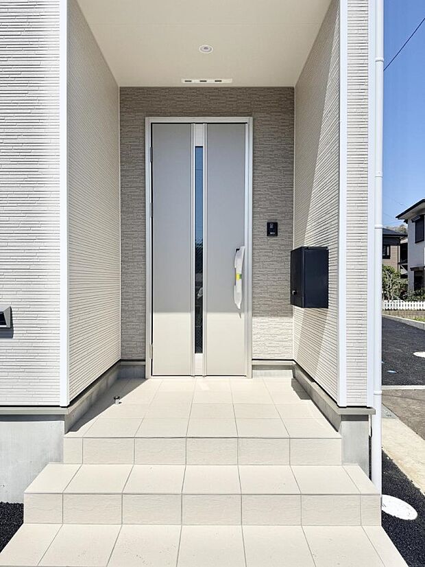 【玄関】■ 家族とゲストをやさしく迎える、心温まる玄関