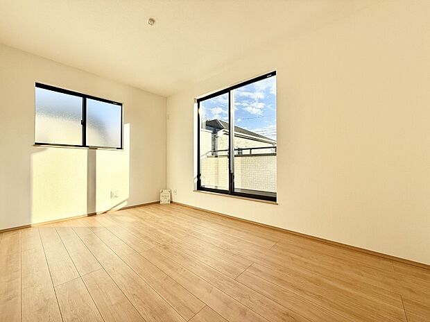 【リビング以外の居室】■落ち着いた色合いのお部屋で穏やかな時間を楽しめます